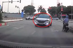 Hà Nội: Ngỡ "đường nhà mình", tài xế ô tô thản nhiên lao vào làn ngược chiều Hà Nội: Ngỡ "đường nhà mình", tài xế ô tô thản nhiên lao vào làn ngược chiều