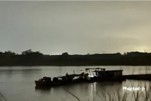 Hút cát xuyên đêm trên sông Cà Lồ Hút cát xuyên đêm trên sông Cà Lồ