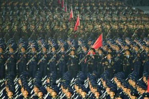 Triều Tiên duyệt binh lúc nửa đêm, trình làng vũ khí mới