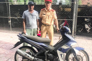 Hà Tĩnh: Bất ngờ nhận lại xe máy sau 7 năm bị kẻ gian lấy cắp