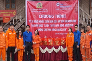 Công ty Điện lực Lào Cai tặng quà Tết cho người nghèo tại Sa Pa