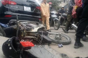 Hà Nội: “Xế hộp” mất lái gây tai nạn liên hoàn