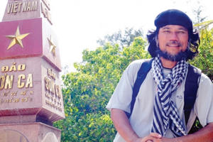 Người vẽ bản đồ nước Việt bằng ảnh