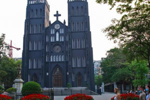 Hình ảnh Nhà thờ Lớn Hà Nội với lớp sơn màu ghi xám lạ mắt