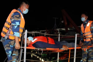 Bộ Tư lệnh Vùng cảnh sát biển 4 cấp cứu ngư dân gặp nạn