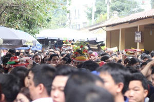 Hàng vạn người chen chân lễ phủ Tây Hồ ngày đầu năm