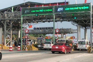 Hà Nội triển khai dán thẻ định danh đối với xe ô tô để thu phí điện tử không dừng