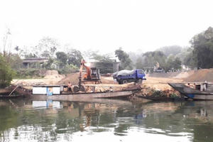 “Cát tặc” xuyên đêm “rút ruột” sông Hương