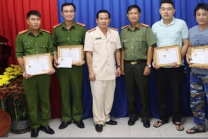 Nghẹt thở khống chế đôi nam nữ dùng dao cướp dây chuyền đêm giao thừa