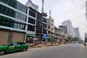 Đường chưa xong, nhà "siêu mỏng" đã xuất hiện