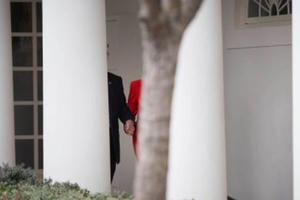 Bị ông Trump nắm chặt tay, cựu Thủ tướng Anh sợ chồng hiểu nhầm