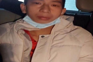 Tên cướp dùng dao cắt đứt gân tay người phụ nữ đi đường