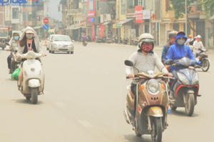 Ảnh - Người dân Hà Nội vật lộn với nắng - nóng 40oC