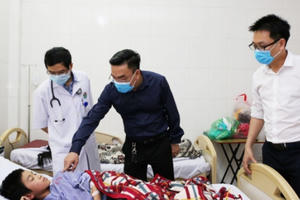 Ăn thịt bê thui bán ven đường, 8 người nhập viện