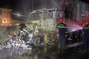 Hà Tĩnh: Va chạm giao thông, xe đầu kéo bốc cháy