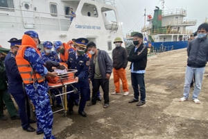 Cấp cứu 5 thuyền viên Nghệ An gặp nạn trên biển