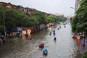 Mưa lớn kéo dài, hàng loạt điểm ngập úng tại Hà Nội cảnh báo người dần không nên đi vào