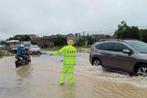 Nghệ An: Cán bộ, chiến sỹ Công an TX Thái Hòa dầm mưa, hỗ trợ người dân