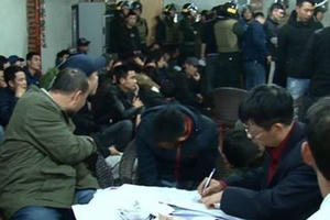 “Đột kích” sới bạc bắt giữ 74 đối tượng, thu hơn 500 triệu đồng