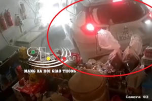 Video: Kinh hoàng cảnh "xe điên" đi lùi "húc" tung cửa hàng tạp hóa