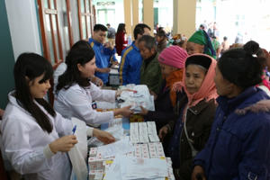 Tâm Bình khám bệnh và phát thuốc miễn phí cho 500 người nghèo huyện Yên Sơn – Tuyên Quang
