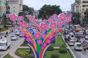 Điều chỉnh các bảng màu sặc sỡ trên đường Nguyễn Chí Thanh