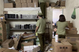 Thu giữ gần 50.000 mỹ phẩm dành cho nam giới không rõ nguồn gốc tại phòng trọ sinh viên Thu giữ gần 50.000 mỹ phẩm dành cho nam giới không rõ nguồn gốc tại phòng trọ sinh viên