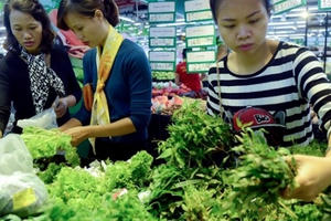 Giá thực phẩm "chạy đua" với Tết