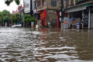 Nghệ An: Mưa lớn “nhấn chìm” đường phố trong biển nước, miền núi sạt lở nghiêm trọng