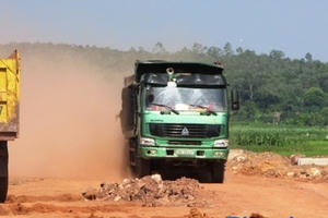 Vĩnh Phúc: Bùng phát tình trạng “lấp sông, bổ núi”, xe tải làm khổ dân