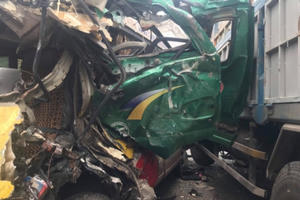 Xe buýt Đông Bắc nát bét sau va chạm với xe tải, nhiều người bị thương