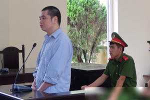 Lĩnh án 7 năm tù vì dùng súng bắn vợ