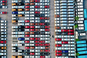 Hàng trăm ôtô mới cứng nằm phơi nắng hơn 30 ngày giãn cách ở Hà Nội