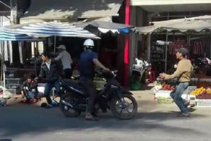 Bị đâm tử vong vì chê táo có sâu?