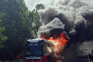 Phú Yên: Xe khách chở 20 người bốc cháy dữ dội trên quốc lộ