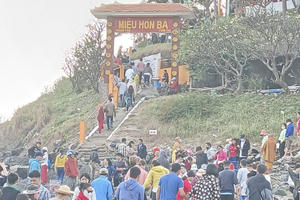Dòng người nối dài 'vượt biển' viếng miếu Hòn Bà sáng mùng 1 Tết