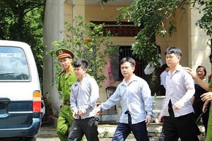 Rủ nhau vào tù vì đánh chủ nợ cho bõ ghét