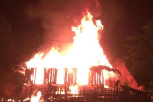 Không xin được tiền tiêu xài, con trai đòi chém mẹ ruột rồi đốt luôn nhà