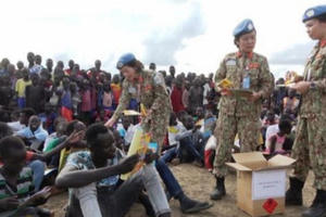 Những “cô Tấm” giữa châu Phi đầy nắng gió Những “cô Tấm” giữa châu Phi đầy nắng gió