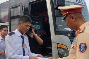 Cán bộ sách nhiễu, nhận tiền, tài sản sẽ bị buộc thôi việc Cán bộ sách nhiễu, nhận tiền, tài sản sẽ bị buộc thôi việc