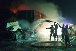 Xe đầu kéo bốc cháy ngùn ngụt trên cao tốc Nội Bài - Lào Cai