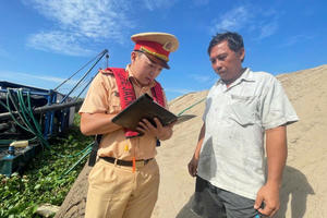 Tăng cường kiểm soát phương tiện chở cát sỏi trên đường thủy