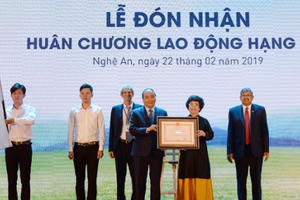 Thủ tướng Chính phủ trao Huân chương lao động hạng nhì cho tập đoàn TH Thủ tướng Chính phủ trao Huân chương lao động hạng nhì cho tập đoàn TH