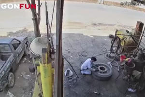 VIDEO: Kinh hoàng lốp ô tô tự dưng phát nổ, người đàn ông tử vong tại chỗ VIDEO: Kinh hoàng lốp ô tô tự dưng phát nổ, người đàn ông tử vong tại chỗ