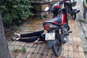 TPHCM: Một thanh niên bị đâm tử vong bên đường