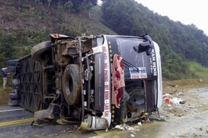 Xe khách mất lái, lật ngửa trên cao tốc Nội Bài - Lào Cai