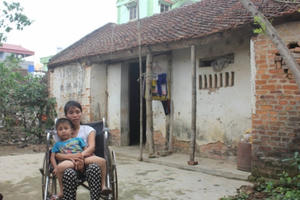 Bắc Giang: Xót xa hoàn cảnh người mẹ liệt cả hai chân gắng gượng nuôi con