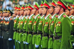 Đề xuất cấm công an không được để râu, đeo kính đen, ăn uống vỉa hè