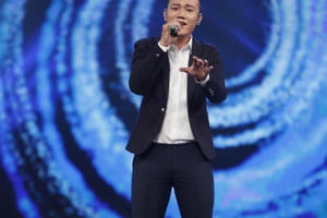 Vietnam Idol 2016: “Chàng trai bún bò” Bá Duy thể hiện “đẳng cấp ca sĩ” trong liveshow đầu tiên