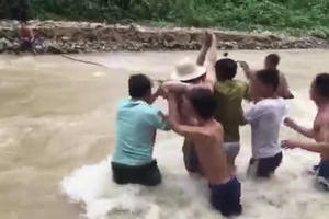 Clip: Thót tim cảnh nữ phóng viên vượt dòng lũ dữ vào vùng bị cô lập Clip: Thót tim cảnh nữ phóng viên vượt dòng lũ dữ vào vùng bị cô lập